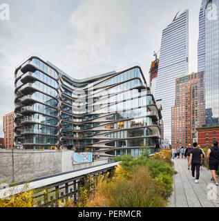 Façade extérieure avec vue sur la ligne haute. 520 West 28th Street, New York, United States. Architecte : Zaha Hadid Architects, 2017. Banque D'Images