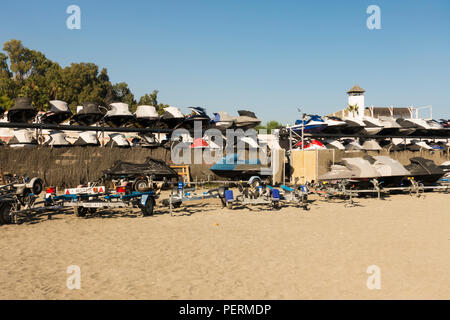 Stockage de jet ski à San Pedro de Alcantara, Costa del Sol, Espagne. Banque D'Images