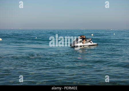 Jet ski en préparation à la mer méditerranée, San Pedro, Marbella, Espagne. Banque D'Images