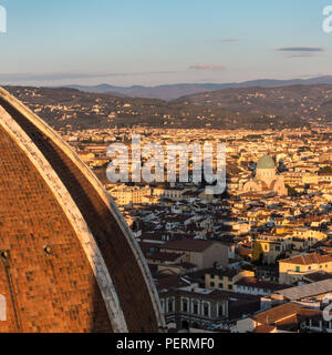 Florence, Italie - 23 mars 2018 : la cathédrale Duomo di Firenze jette une grande ombre sur la ville de Florence au coucher du soleil, avec la Florence Synag Banque D'Images