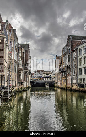 Dordrecht, Pays-Bas, le 13 août 2018 : Dark Skies sur port Wijnhaven ans Scheffersplein place de la vieille ville. Banque D'Images