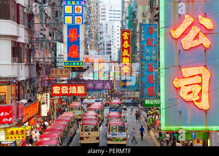 Scène de rue, mini bus station, Mong Kok, Kowloon, Hong Kong, Chine Banque D'Images