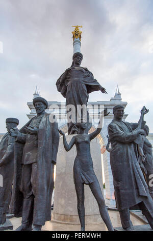 L'Asie centrale, le Kazakhstan, Astana, KazakYeli monument de l'indépendance Banque D'Images