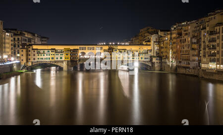 Florence, Italie - 21 mars 2018 : l'Arno sous l'historique Ponte Vecchio à Florence dans la nuit, avec Jupiter se lève au-dessus. Banque D'Images