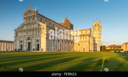 Pise, Italie - 21 mars 2018 : soleil du soir brille sur l'emblématique Tour de Pise à côté de la cathédrale Duomo. Banque D'Images