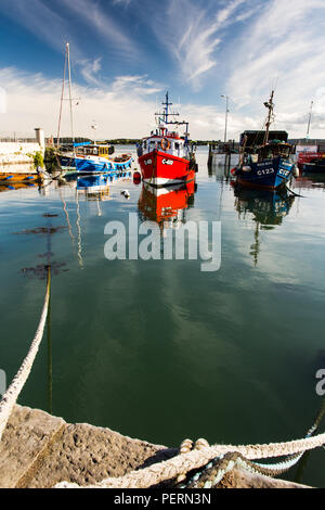 Cork, Irlande - Septembre 15, 2016 : bateaux de pêche colorés sont amarrés à Cobh à Cork Harbour sur la côte sud de l'Irlande. Banque D'Images