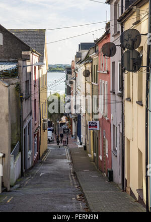 Cork, Irlande - Septembre 15, 2016 : la ligne de maisons en terrasse à flanc de colline étroite rues de la petite ville touristique de Cobh sur Cork Harbour. Banque D'Images