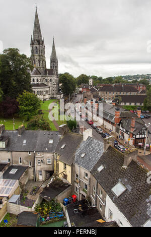 Cork, Irlande - Septembre 15, 2016 : l'église St Fin Barre d'Irlande cathédrale se dresse au-dessus des rues de maisons colorées à Cork. Banque D'Images