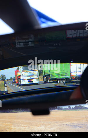 Camion reflétée dans le rétroviseur de voiture Royaume-Uni Banque D'Images