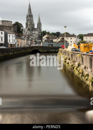 Cork, Irlande - Septembre 14, 2016 : l'église St Fin Barre d'Irlande cathédrale se dresse sur le chenal sud de la rivière Lee. Banque D'Images