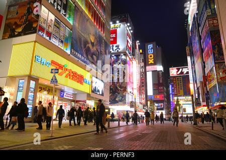 TOKYO, JAPON - 1 décembre 2016 : visite du quartier Akihabara de Tokyo, Japon. Akihabara est aussi connu sous le nom de Electric Town district, il a réputation Banque D'Images