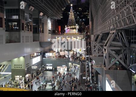 KYOTO, JAPON - 28 NOVEMBRE 2016 : Les passagers visiter Kyoto Station avec des décorations de Noël. C'est le 2ème plus grand bâtiment de la gare. Le bui Banque D'Images