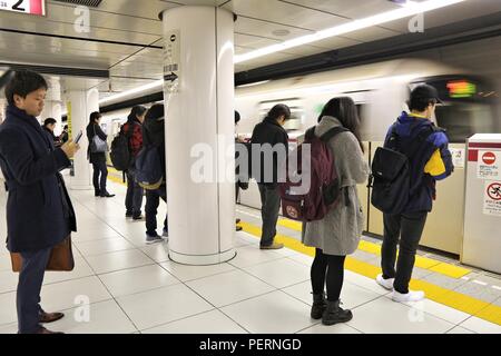 TOKYO, JAPON - 2 décembre 2016 : Les gens attendent pour le train de métro Toei à Tokyo. De Métro Toei et Tokyo Metro ont 285 stations et ont 8,7 millions de dai Banque D'Images