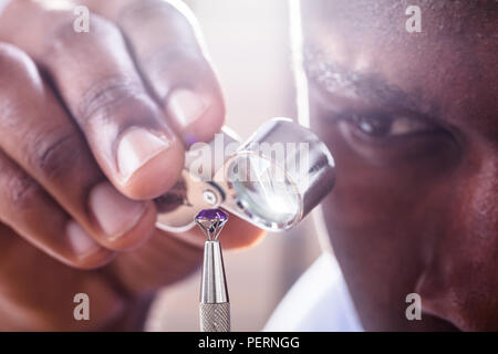 Close-up of Diamond dans l'examen Bijoutier Loupe Banque D'Images