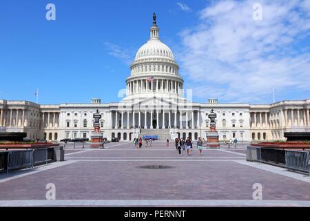 WASHINGTON, Etats-Unis - 14 juin 2013 : personnes visitent le Capitole à Washington DC. 18,9 millions de touristes ont visité capitale des États-Unis en 2012. Banque D'Images