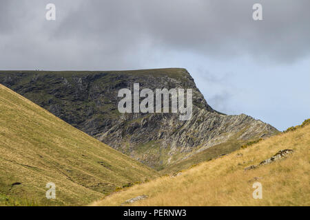 Bord tranchant et Atkinson Pike, de Cheval Blanc se pencha sur le chemin d'Glendermackin River Souther est tombé, Lake District, Cumbria, Royaume-Uni. Banque D'Images