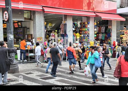 SAO PAULO, BRÉSIL - 6 octobre 2014 : Les gens magasinent à Sao Paulo. Avec 21,2 millions de personnes de la région métropolitaine de São Paulo est la 8ème plus peuplés du wo Banque D'Images
