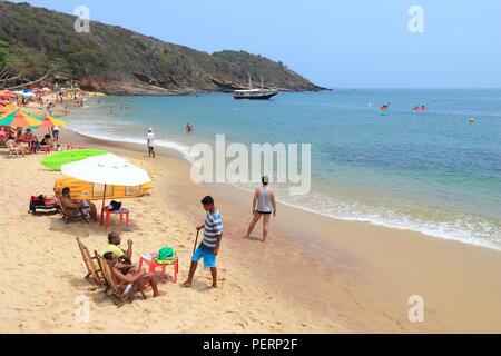 Búzios, Brésil - 16 octobre 2014 : visite des gens Joao Fernando beach à Buzios, Etat de Rio de Janeiro au Brésil. Le Brésil avait 5,17 millions de visiteurs. Banque D'Images