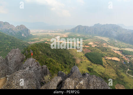 Vue panoramique de Vang Vieng et les environs depuis au-dessus de l'Phangern (Pha Ngern, Pha ngeun) randonnée au Laos sur une journée ensoleillée. Banque D'Images