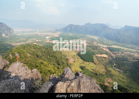 Vue panoramique de Vang Vieng et les environs depuis au-dessus de l'Phangern (Pha Ngern, Pha ngeun) randonnée au Laos sur une journée ensoleillée. Banque D'Images