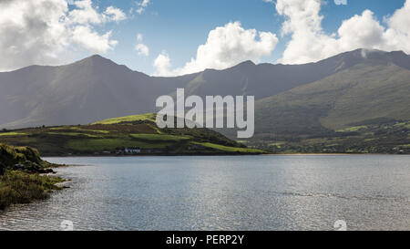 Brandon Mountain, le plus haut sommet de la péninsule de Dingle, s'élève depuis les rives de l'estuaire de Cloghane sur Brandon Bay à l'ouest de l'Irlande, le comté de Kerry Banque D'Images
