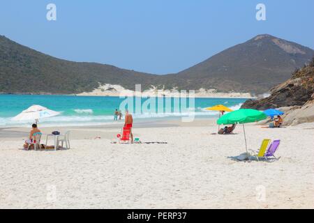 CABO FRIO, BRÉSIL - 17 octobre 2014 : visite Cabo Frio Prainhas beach dans l'état de Rio de Janeiro au Brésil. Le Brésil avait 5,17 millions de visiteurs. Banque D'Images