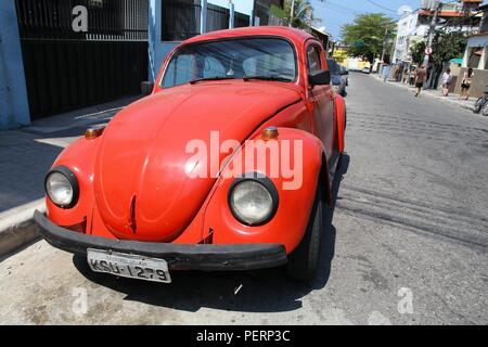 CABO FRIO, BRÉSIL - 17 octobre 2014 : Classic VW Coccinelle garée dans Cabo Frio, dans l'état de Rio de Janeiro, Brésil. Plus de 3,3 millions de VW coccinelles ont être Banque D'Images