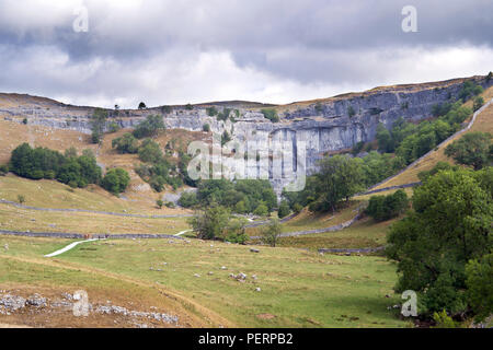 Malham Cove dans le Yorkshire Dales a été créé à la fin du dernier âge glaciaire par une chute d'exécution de la fonte des glaciers. Banque D'Images