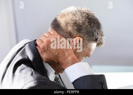 Close-up of a Young Businessman Having la douleur au cou Banque D'Images