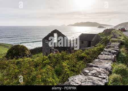 Clifftop ruiné des bâtiments de ferme à Slea Head sur la péninsule de Dingle, à l'ouest de l'Irlande, la péninsule de Dingle. Banque D'Images
