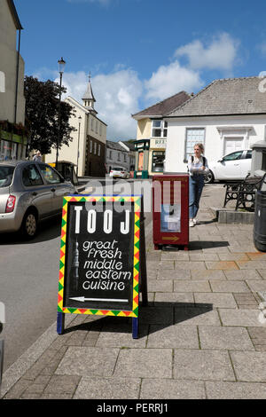 La cuisine du Moyen-Orient Tooj restaurant kurde signer dans la rue à Tenby, Pembrokeshire Wales UK KATHY DEWITT Banque D'Images