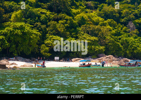 Entourée de rochers et de forêts, RAWA Beach avec son sable fin et eau claire est l'un des meilleurs au sein de l'archipel Perhentian. Accessible uniquement par des... Banque D'Images