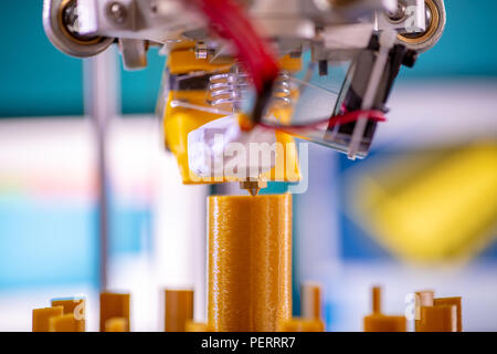 Pièces orange d'impression sur une imprimante 3D Banque D'Images