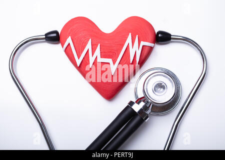L'examen de la fréquence cardiaque avec stéthoscope sur surface blanche Banque D'Images