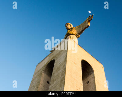 Lisbonne, Portugal - 16 mars 2016 : Le sanctuaire national du Christ Roi, un gigantesque monument en béton statue de Jésus Christ à Almada, Portugal, ap Banque D'Images