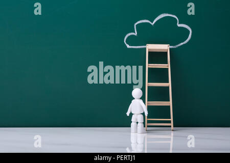 La figure humaine, debout près de bain Leaning On Chalkboard With Cloud Banque D'Images