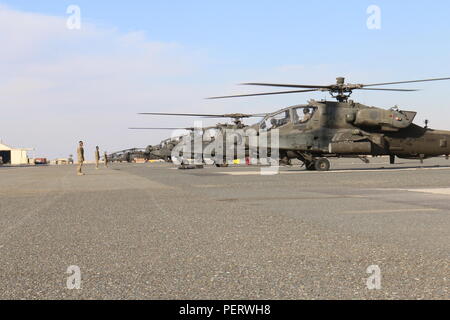 Les pilotes d'hélicoptères AH-64 Apache à partir de la 3e Escadron, 6e régiment de cavalerie, 40e Brigade d'aviation de combat, préparez-vous à décoller à partir du camp Buehring, Koweït, 12 janvier. La 40e cabine contrôle les missions de l'aviation de l'armée américaine dans le cadre central. (Photo par le sergent. Ian M. Kummer, 40e Brigade d'aviation de combat Affaires publiques) Banque D'Images