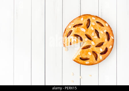 Gâteau aux prunes maison couper directement sur le panneau blanc arrière-plan. Banque D'Images