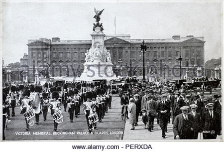 Victoria Memorial, le palais de Buckingham et protections, Londres, vintage carte postale de 1933 Banque D'Images