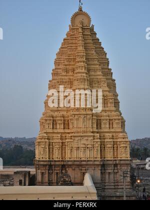 'Noble vue latérale du gopura est (160 ft highTower) de l'ensemble du temple de Virupaksha -Mumbay,' Banque D'Images