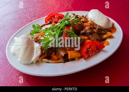 Traditionnel turc Iskender Kebap avec du yogourt Banque D'Images