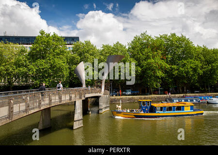 Royaume-uni, Angleterre, Bristol, port, bateau Brigantia passant sous le pont du Pero Banque D'Images