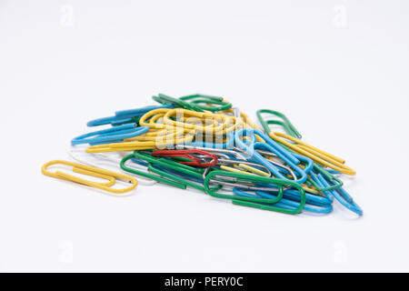 Les trombones dans beaucoup de différentes couleurs rouge bleu vert jaune Banque D'Images