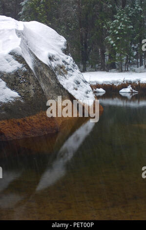 Chutes de neige sur la roche et son reflet dans le lac Miroir. Banque D'Images