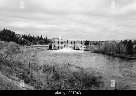 Barrage en amont sur la rivière Spokane. Spokane, Washington. Banque D'Images