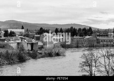 Barrage en amont sur la rivière Spokane. Spokane, Washington. Banque D'Images