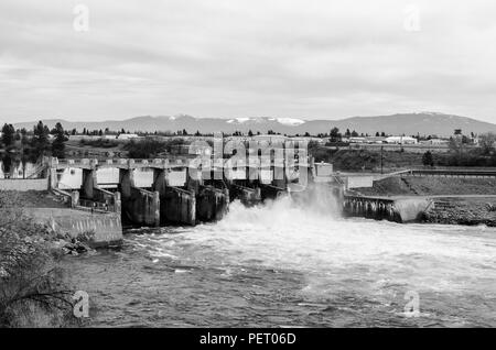 Barrage en amont sur la rivière Spokane. Spokane, Washington. Banque D'Images