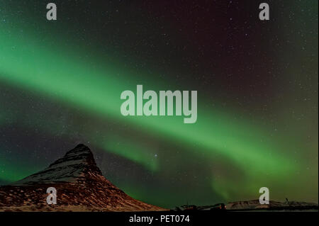 Aurora Borealis tourbillonnant autour de Kirkjufell, Islande Banque D'Images