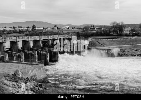 Barrage en amont sur la rivière Spokane. Spokane, Washington. Banque D'Images