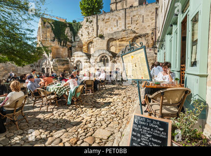 SAINT EMILION en plein air restaurant français tableau noir 'menu du jour' et dîners aux tables, place pavée St-Emilion journée ensoleillée Bordeaux Gironde France Banque D'Images